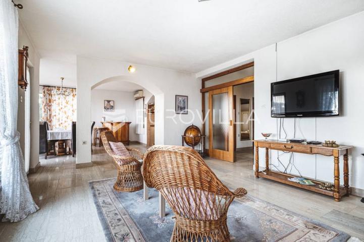 Otok Krk, Grad Krk, izvanredna kuća u prvom redu do mora NKP 260 m2