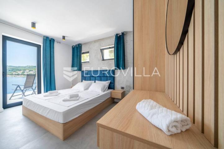 Brač, vila na prekrasnoj poziciji 1. red uz more