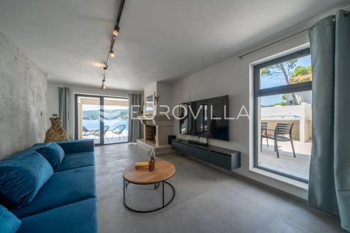 Brač, vila na prekrasnoj poziciji 1. red uz more