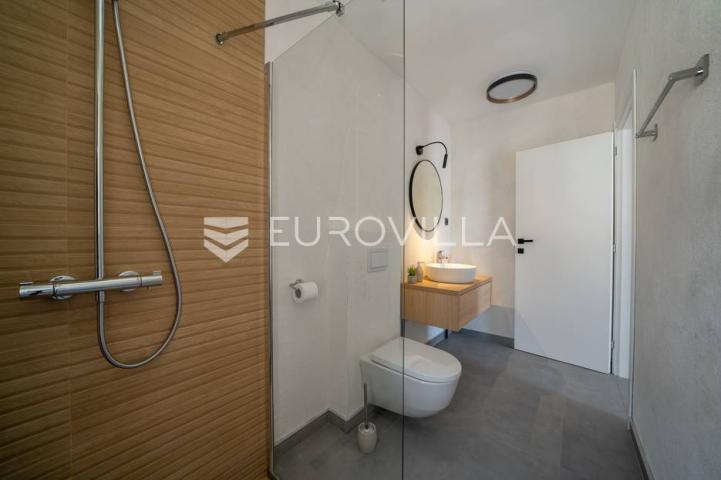 Brač, vila na prekrasnoj poziciji 1. red uz more