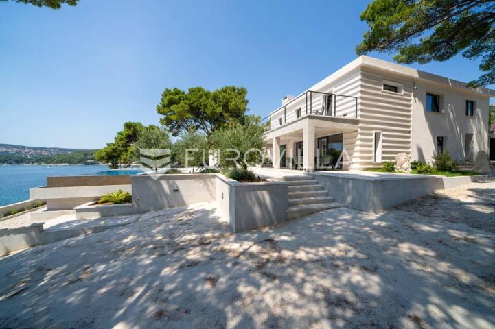 Brač, vila na prekrasnoj poziciji 1. red uz more
