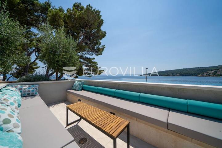 Brač, vila na prekrasnoj poziciji 1. red uz more