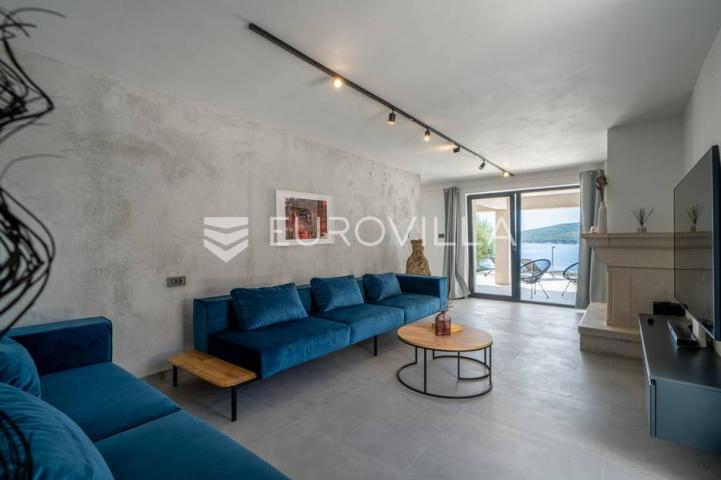 Brač, vila na prekrasnoj poziciji 1. red uz more