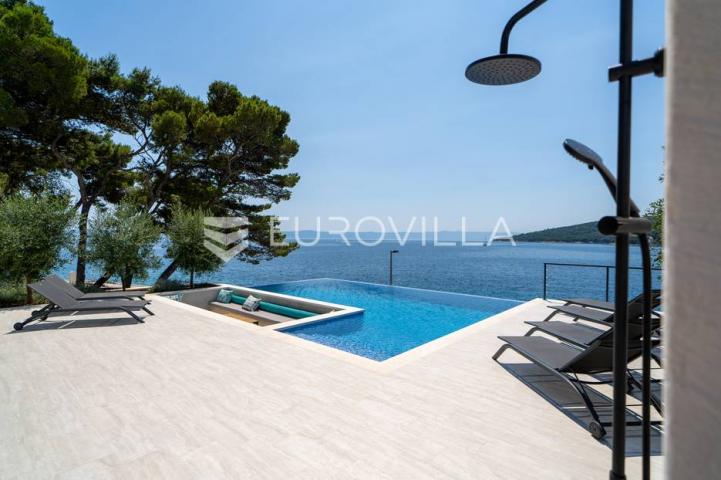 Brač, vila na prekrasnoj poziciji 1. red uz more