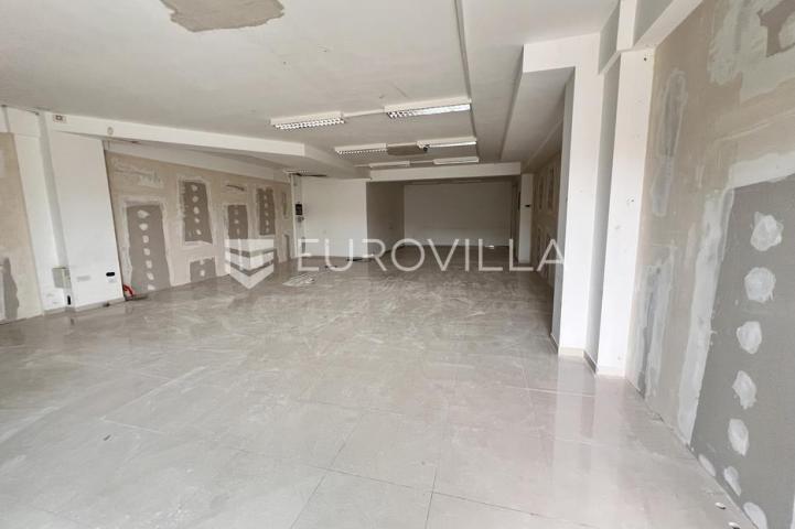 Pula, Monvidal, prizemni poslovni prostor s pet parkirnih mjesta 130 m²