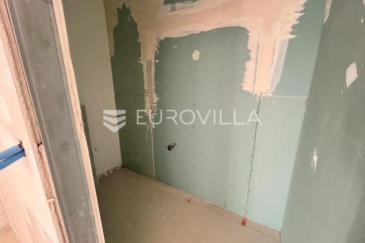Pula, Monvidal, prizemni poslovni prostor s pet parkirnih mjesta 130 m²