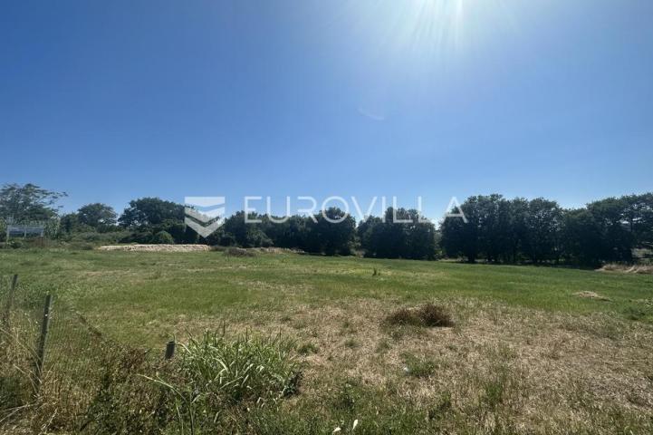 Istra, Medulin velika građevinska parcela  6700 m2 u blizini svih sadržaja 