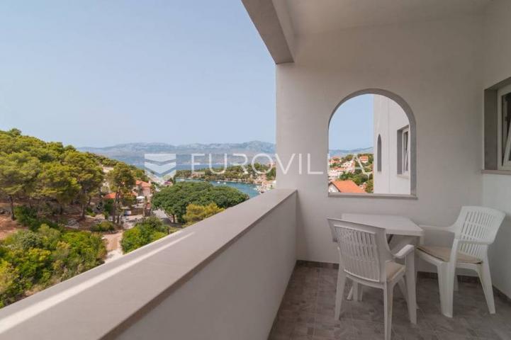 Brač-Splitska, Kuća  sa prekrasnim pogledom na uvalu i more