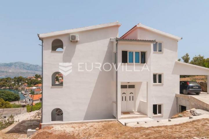 Brač-Splitska, Kuća  sa prekrasnim pogledom na uvalu i more