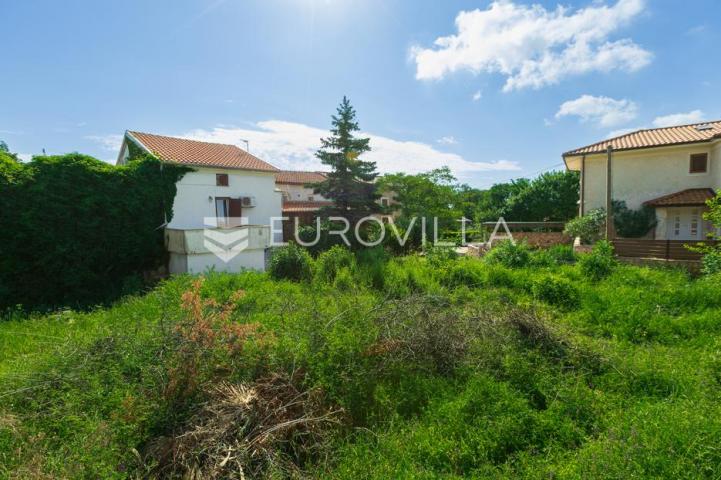 Otok Krk, Gostinjac, ucrtana starina i 3 građevinske čestice površine 950 m²