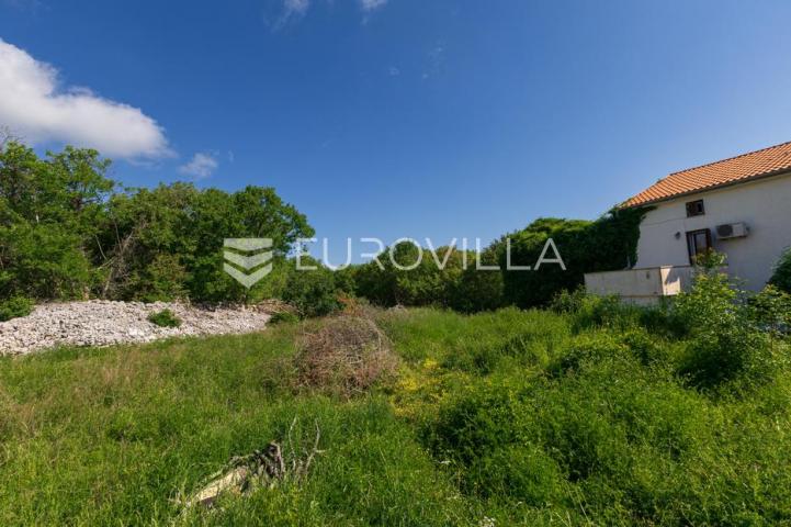 Otok Krk, Gostinjac, ucrtana starina i 3 građevinske čestice površine 950 m²
