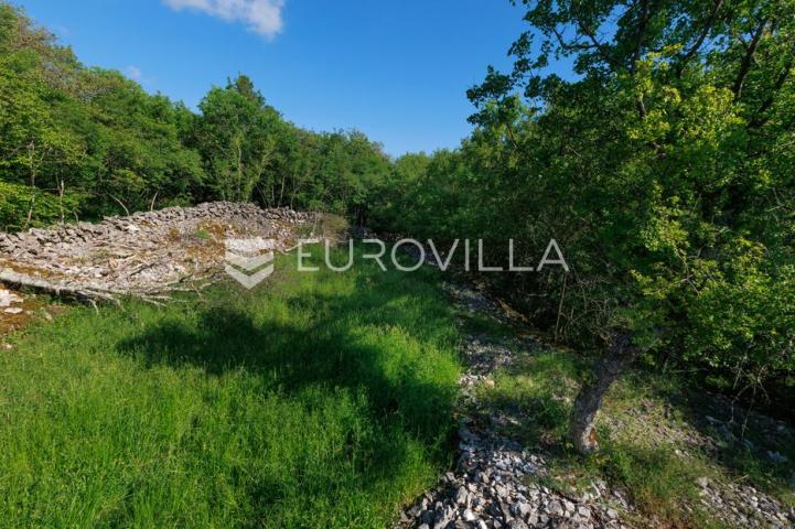 Otok Krk, Gostinjac, ucrtana starina i 3 građevinske čestice površine 950 m²