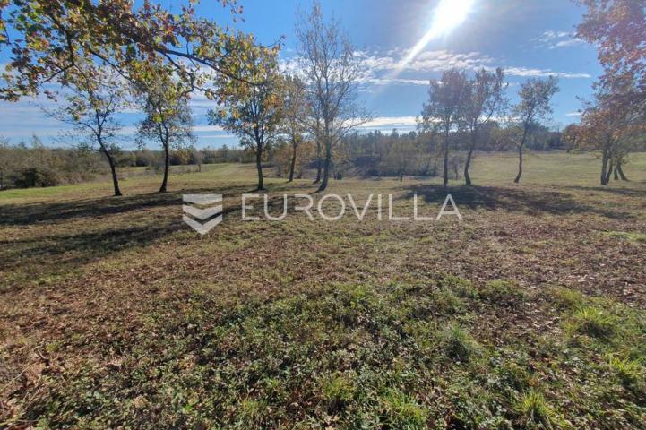 Poreč, okolica - lijepo građevinsko zemljište NKP 862 m2 pravilnog oblika 