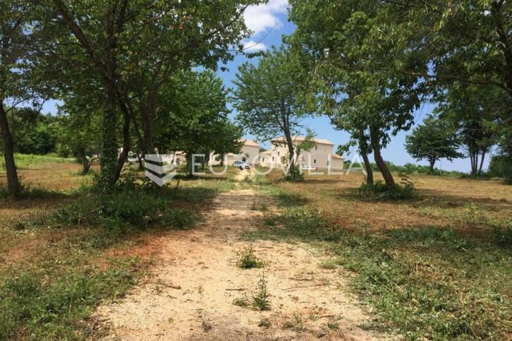 Poreč, okolica - lijepo građevinsko zemljište NKP 862 m2 pravilnog oblika 