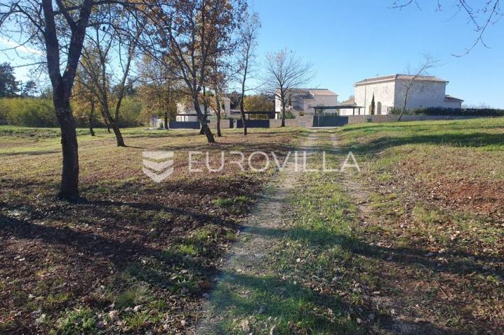 Poreč, okolica - lijepo građevinsko zemljište NKP 862 m2 pravilnog oblika 