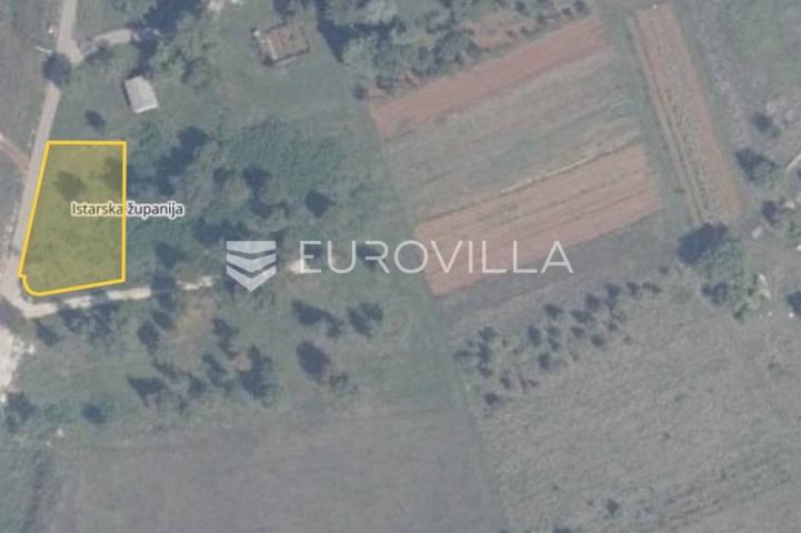 Poreč, okolica - lijepo građevinsko zemljište NKP 862 m2 pravilnog oblika 