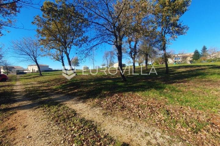 Poreč, okolica - lijepo građevinsko zemljište NKP 862 m2 pravilnog oblika 