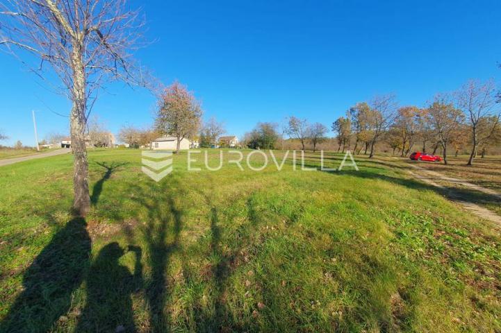 Poreč, okolica - lijepo građevinsko zemljište NKP 862 m2 pravilnog oblika 