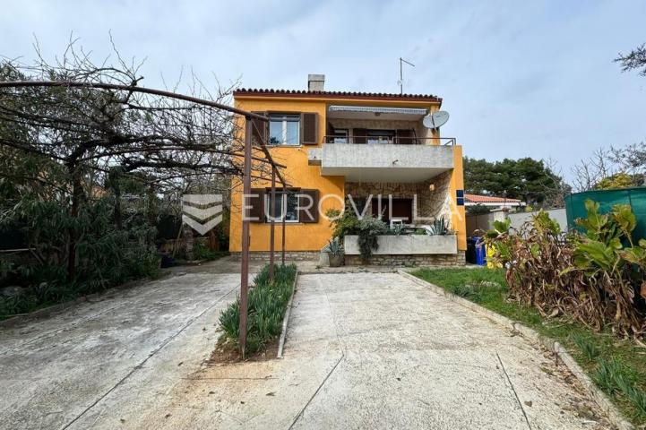 Premantura, kuća s dva stana nadomak centra i prvih plaža