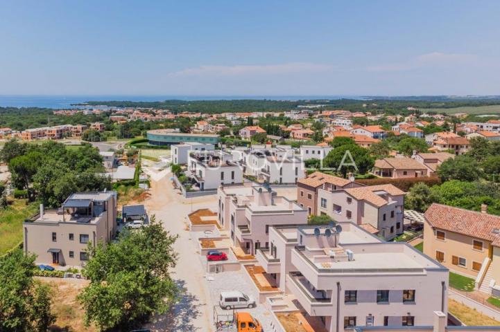 Istra, Poreč, trosoban stan s krovnom terasom