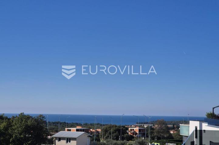 Istra, Poreč, trosoban stan s krovnom terasom