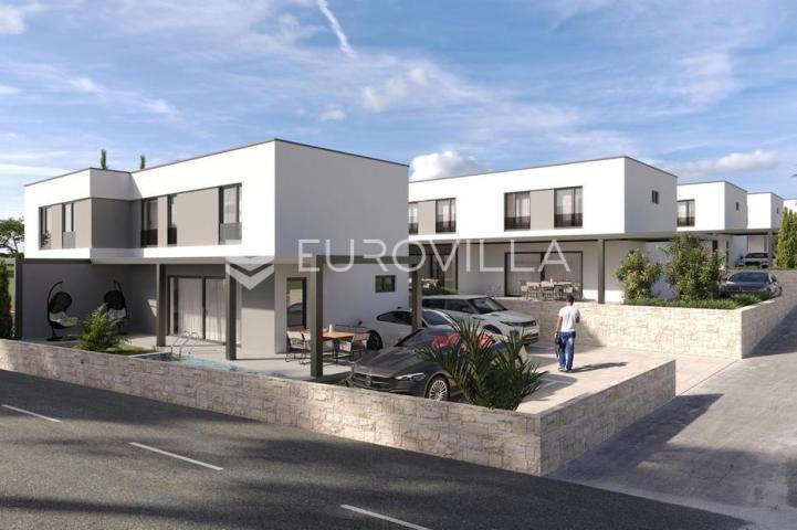 Mandre, trosobni dvoetažni stan s privatnim bazenom i dvorištem u najljepšoj ulici 136,6 m²