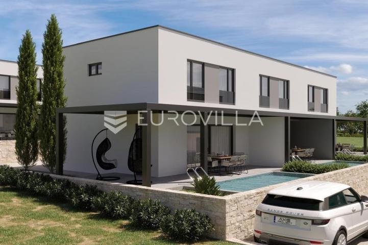 Mandre, trosobni dvoetažni stan s privatnim bazenom i dvorištem u najljepšoj ulici 136,6 m²