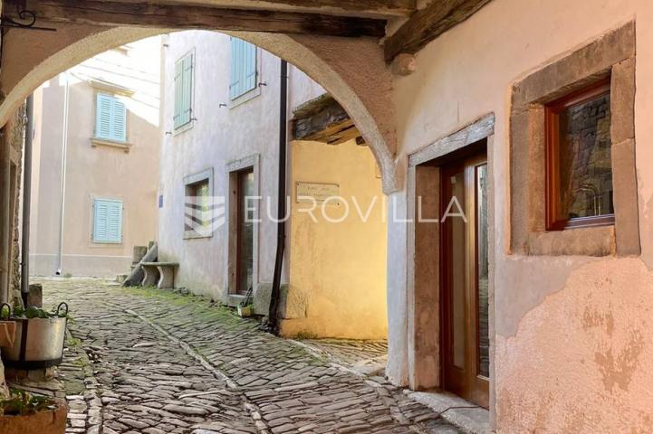 Istra, Oprtalj, kamena kuća u nizu s tri apartmana i dva poslovna prostora, jedinstvena ponuda