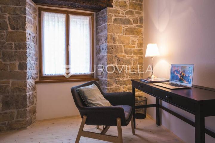 Istra, Oprtalj, kamena kuća u nizu s tri apartmana i dva poslovna prostora, jedinstvena ponuda
