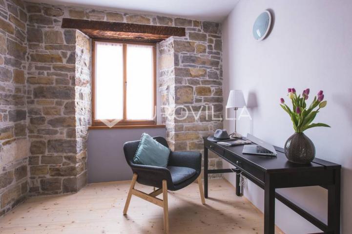 Istra, Oprtalj, kamena kuća u nizu s tri apartmana i dva poslovna prostora, jedinstvena ponuda
