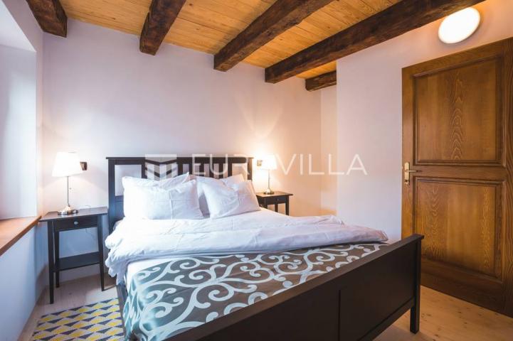 Istra, Oprtalj, kamena kuća u nizu s tri apartmana i dva poslovna prostora, jedinstvena ponuda