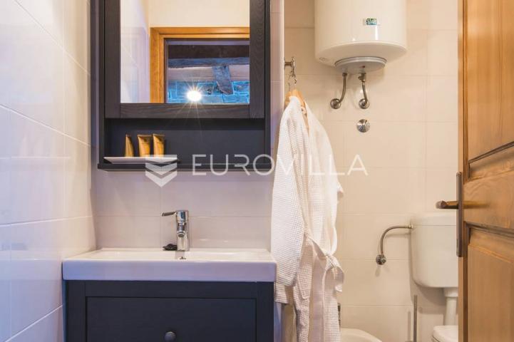 Istra, Oprtalj, kamena kuća u nizu s tri apartmana i dva poslovna prostora, jedinstvena ponuda