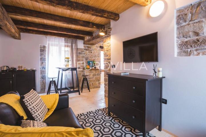 Istra, Oprtalj, kamena kuća u nizu s tri apartmana i dva poslovna prostora, jedinstvena ponuda