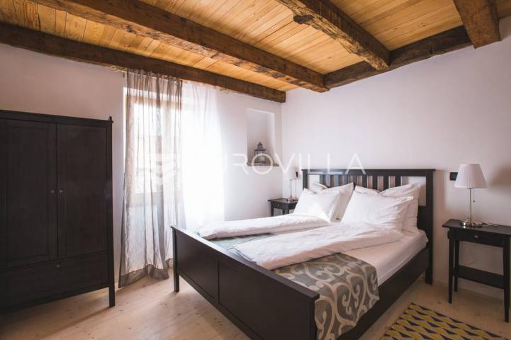 Istra, Oprtalj, kamena kuća u nizu s tri apartmana i dva poslovna prostora, jedinstvena ponuda