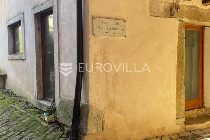 Istra, Oprtalj, kamena kuća u nizu s tri apartmana i dva poslovna prostora, jedinstvena ponuda