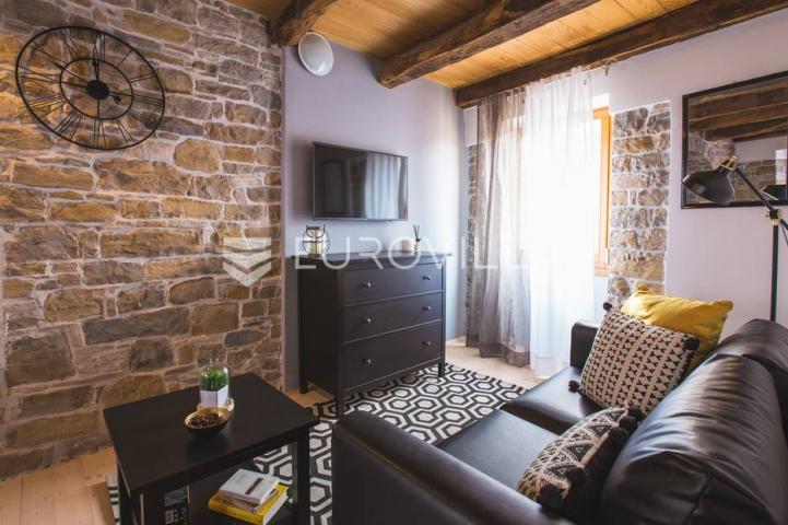 Istra, Oprtalj, kamena kuća u nizu s tri apartmana i dva poslovna prostora, jedinstvena ponuda