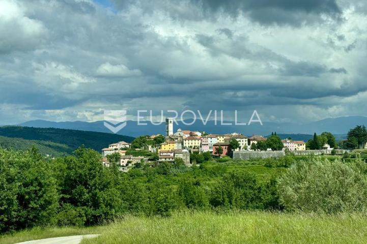 Istra, Oprtalj, kamena kuća u nizu s tri apartmana i dva poslovna prostora, jedinstvena ponuda