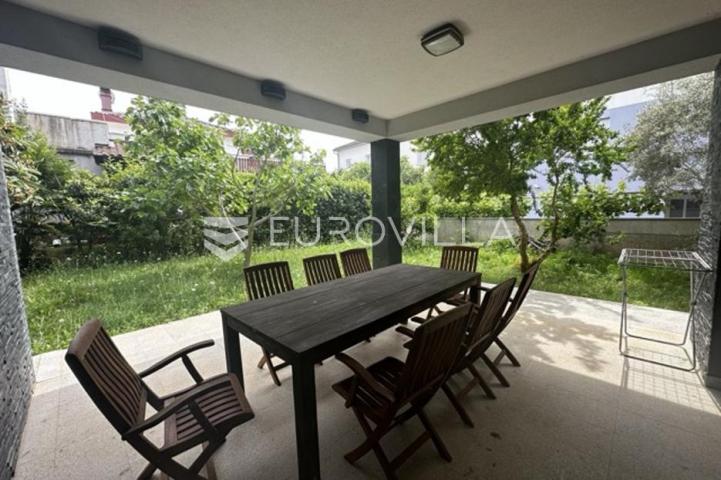 Istra, Pula, prekrasna vila  250 m2 na top lokaciji  i velikoj okućnici svega 20 m od mora