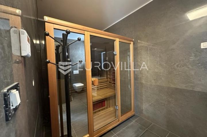 Istra, Pula, prekrasna vila  250 m2 na top lokaciji  i velikoj okućnici svega 20 m od mora