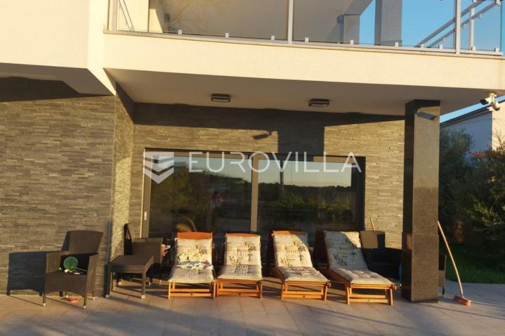 Istra, Pula, prekrasna vila  250 m2 na top lokaciji  i velikoj okućnici svega 20 m od mora