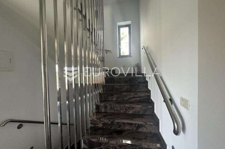 Istra, Pula, prekrasna vila  250 m2 na top lokaciji  i velikoj okućnici svega 20 m od mora