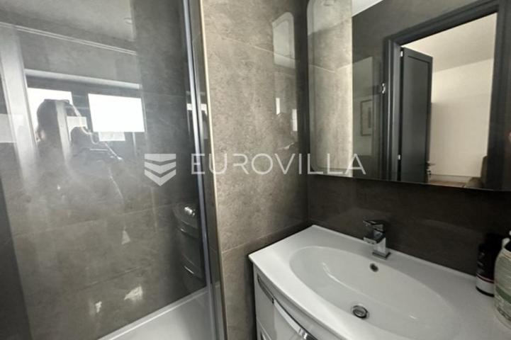 Istra, Pula, prekrasna vila  250 m2 na top lokaciji  i velikoj okućnici svega 20 m od mora