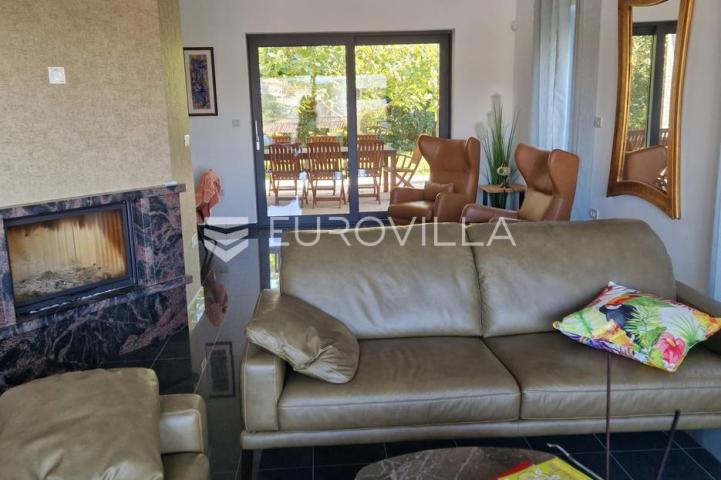 Istra, Pula, prekrasna vila  250 m2 na top lokaciji  i velikoj okućnici svega 20 m od mora