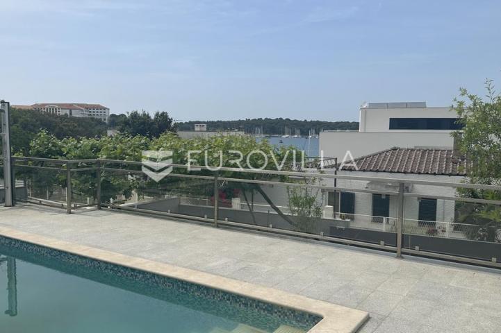 Istra, Pula, prekrasna vila  250 m2 na top lokaciji  i velikoj okućnici svega 20 m od mora