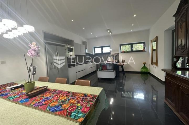 Istra, Pula, prekrasna vila  250 m2 na top lokaciji  i velikoj okućnici svega 20 m od mora