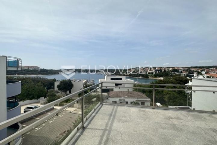 Istra, Pula, prekrasna vila  250 m2 na top lokaciji  i velikoj okućnici svega 20 m od mora