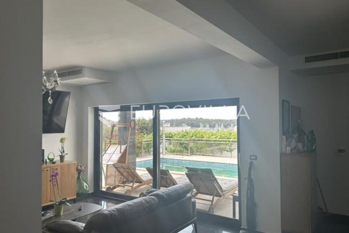 Istra, Pula, prekrasna vila  250 m2 na top lokaciji  i velikoj okućnici svega 20 m od mora
