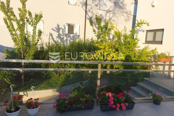 Istra, Pula, prekrasna vila  250 m2 na top lokaciji  i velikoj okućnici svega 20 m od mora
