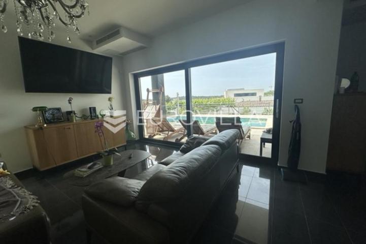 Istra, Pula, prekrasna vila  250 m2 na top lokaciji  i velikoj okućnici svega 20 m od mora