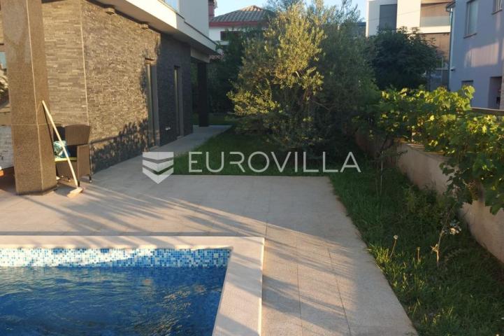 Istra, Pula, prekrasna vila  250 m2 na top lokaciji  i velikoj okućnici svega 20 m od mora